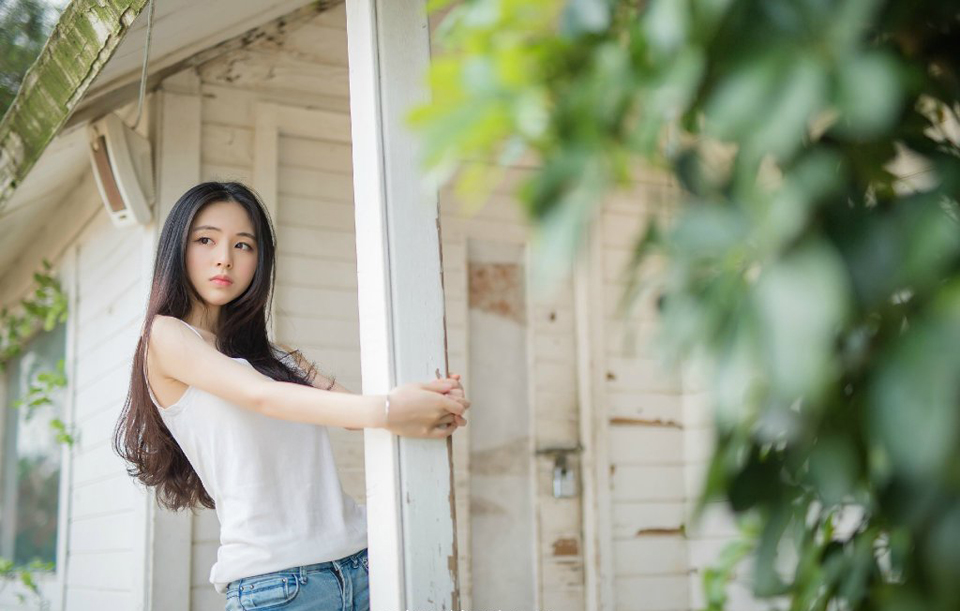 诸葛亮原本的计划是拿下蜀中，然后跟孙权交易，哪怕割让一些土地，甚至大半个荆州，让江东可以向北发展，这样一来，三家就有足够的理由精诚合作，至少在消灭掉吕布这个强敌之前，三家可以精诚合作，但如果不能拿下蜀中的话，刘备又有什么资格跟孙家谈判，荆州就那么大，如果割让给江东太多土地，那刘备以后要如何发展？